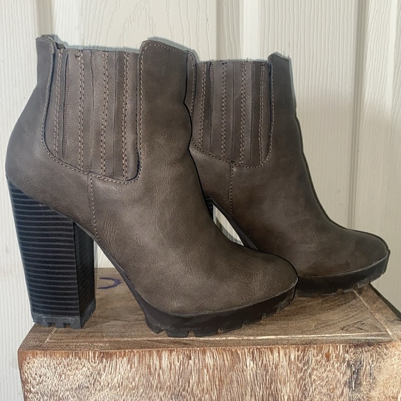 Candie’s Stretch Ankle Brown Ankle Boots (Previously Owned) - Picture 2 of 8